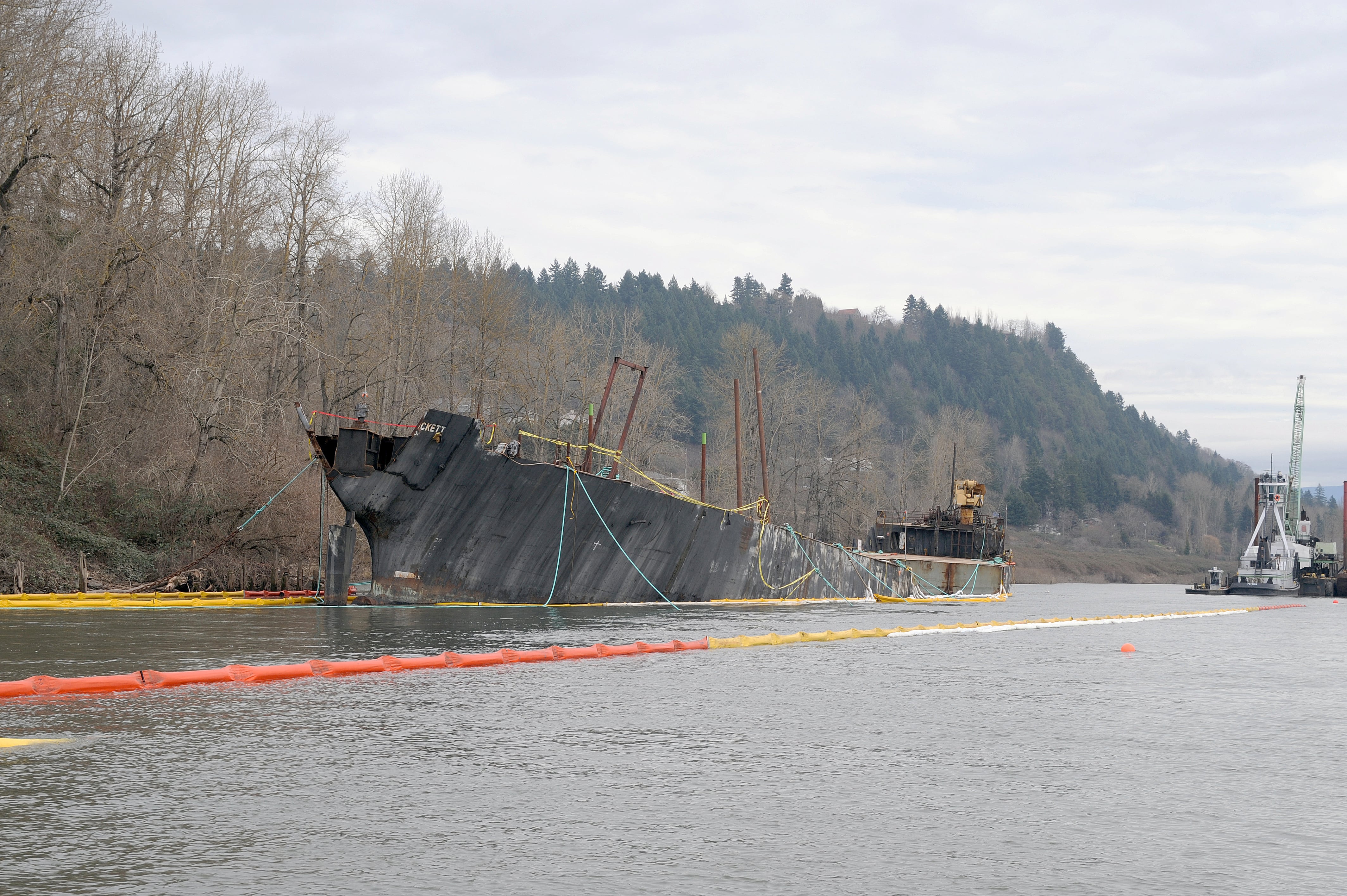 Crews continue to cleanup oil from SS Davy Crockett CamasWashougal