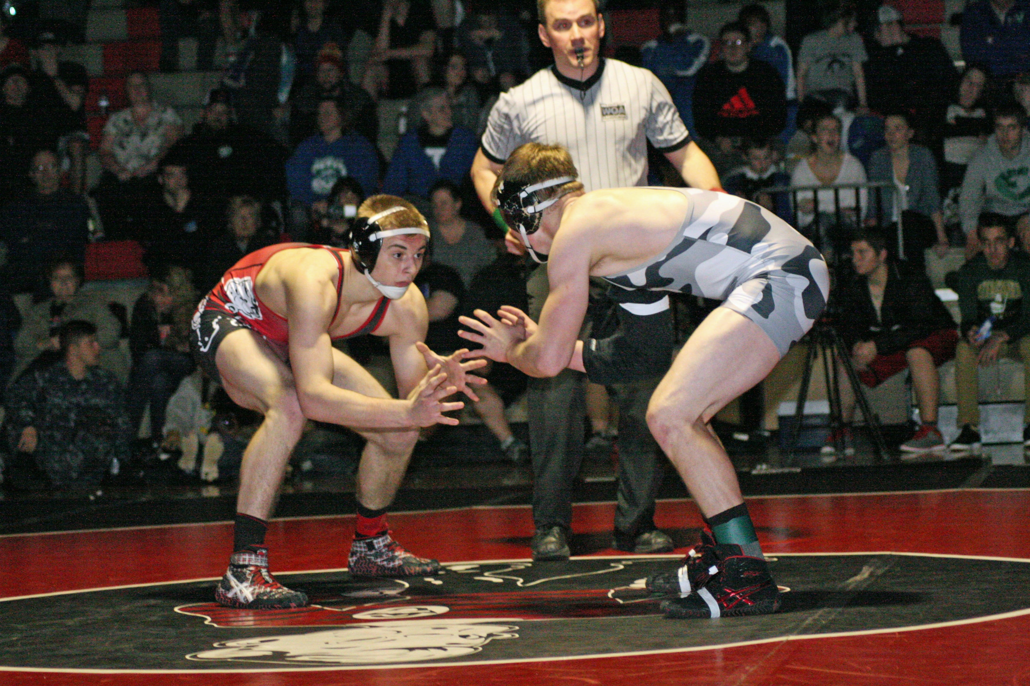 Bryant Elliott faces Tommy Strassenberg for the 145-pound 4A district championship.