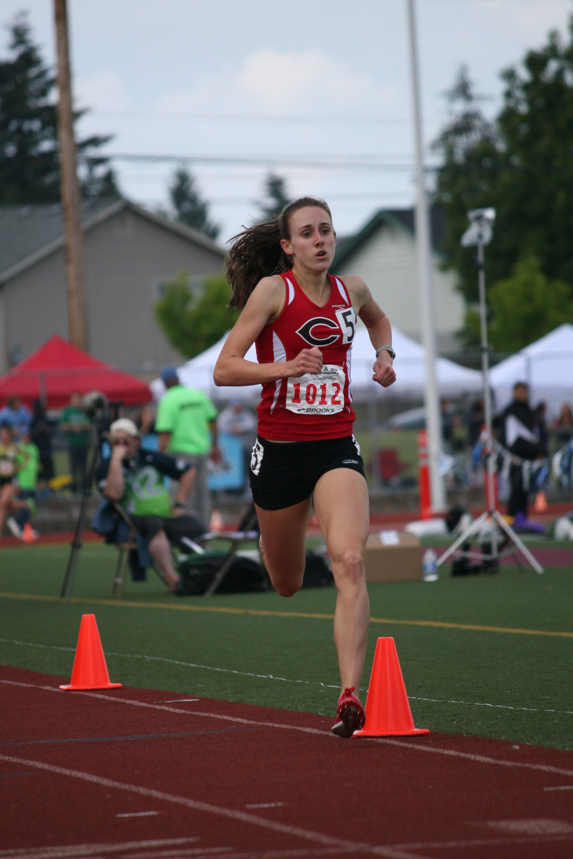 Alexa Efraimson wins the 1,600 state title and sets a new national record time of 4:33.29.