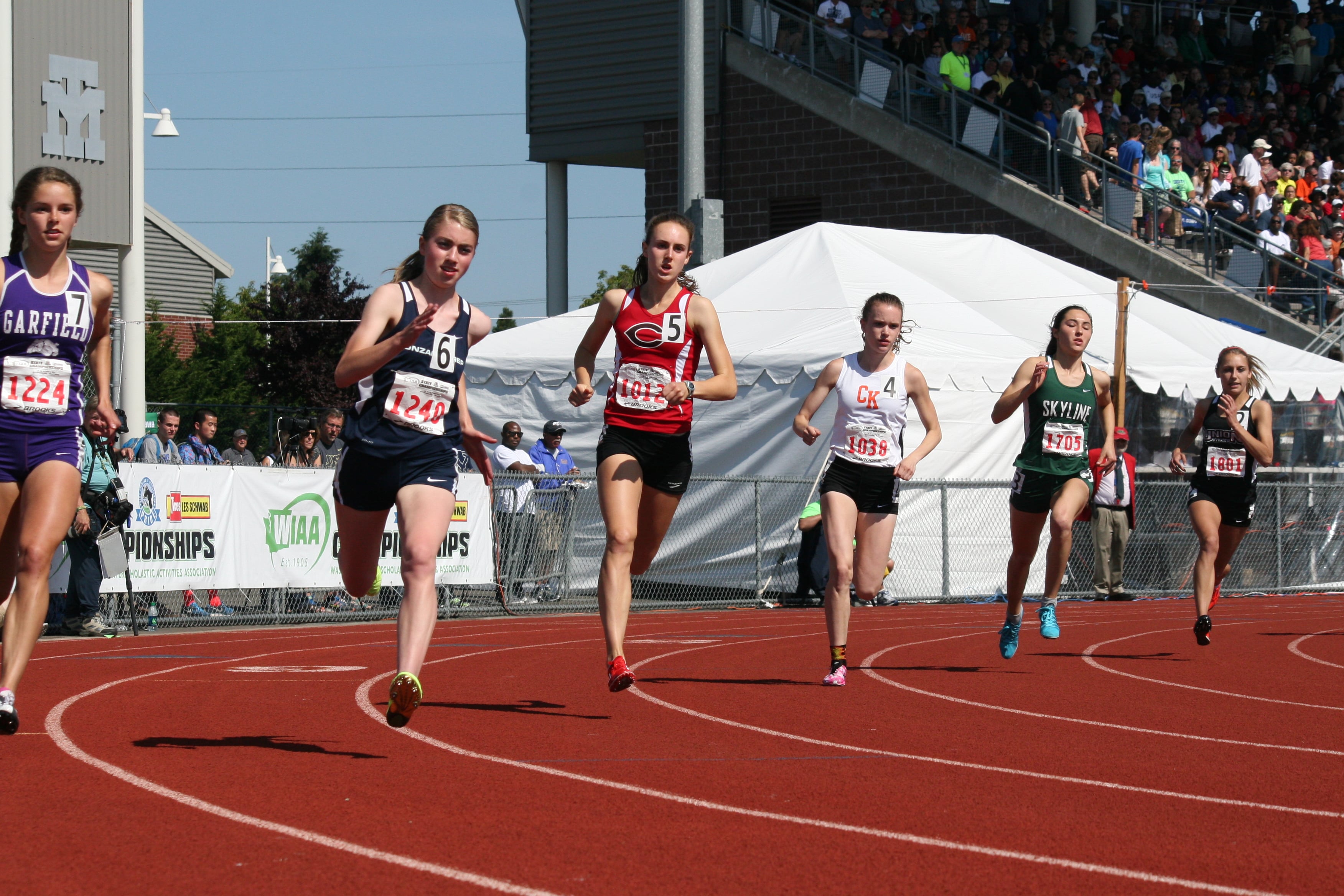 Alexa Efraimson goes after the 800 state championship for Camas.