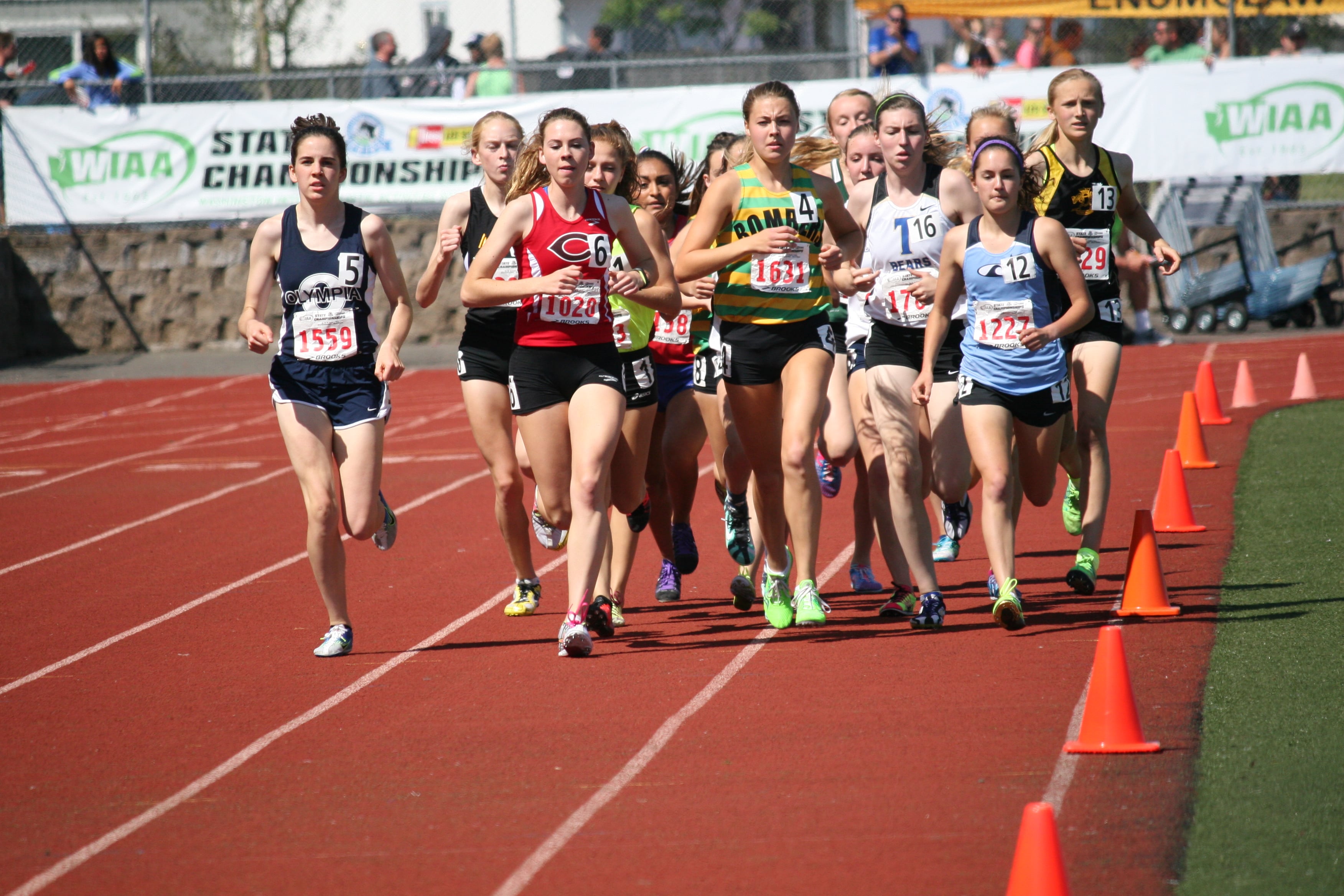 Alissa Pudlitzke gets to the front of the pack in the 3,200.