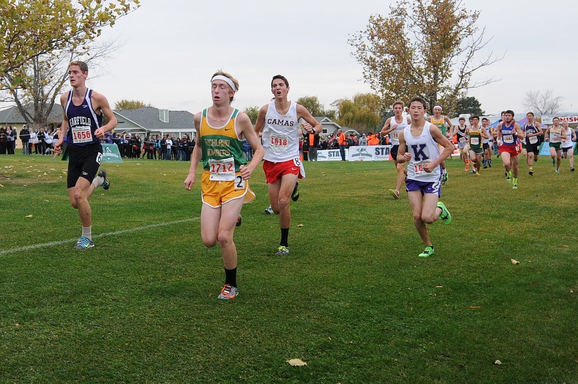 Daniel Osterhage fights through a pack of runners during the 4A boys state championship race on the Sun Willows Golf Course, in Pasco.