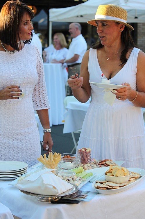 Before dinner, party-goers dined on appetizers and cocktails. The meal began with a traditional napkin wave at 7 p.m. The "diner en blanc" concept was first made famous in Paris. Similar events are now held throughout Europe, and in U.S. cities including New York, Chicago and New Orleans.