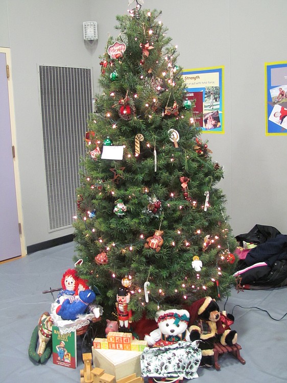 "Memories of Christmas Past," was the theme of this tree, decorated by the Washougal Odd Fellows.