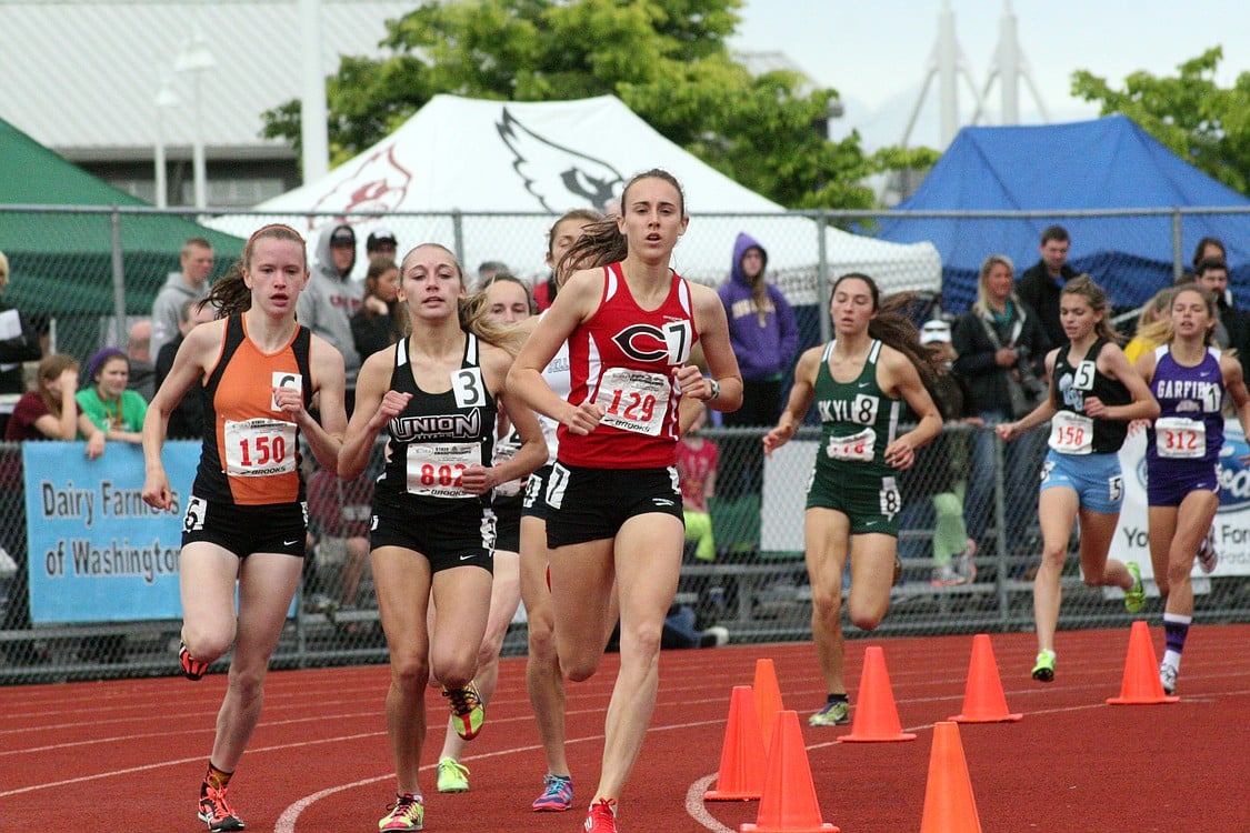 Alexa Efraimson leads the pack in the 800 state championship race.