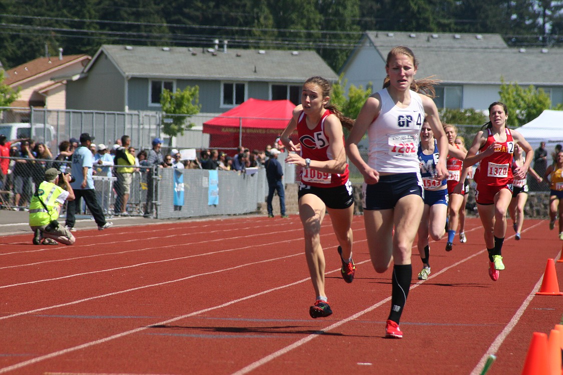 Neale wins the race with Efraimson hot on her heels. Both girls left it all on the track.