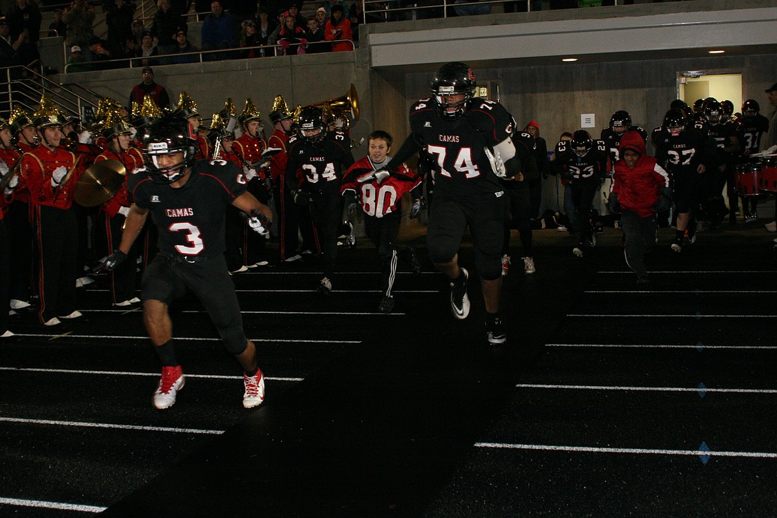 The Papermakers come running out of the tunnel to start the second half.