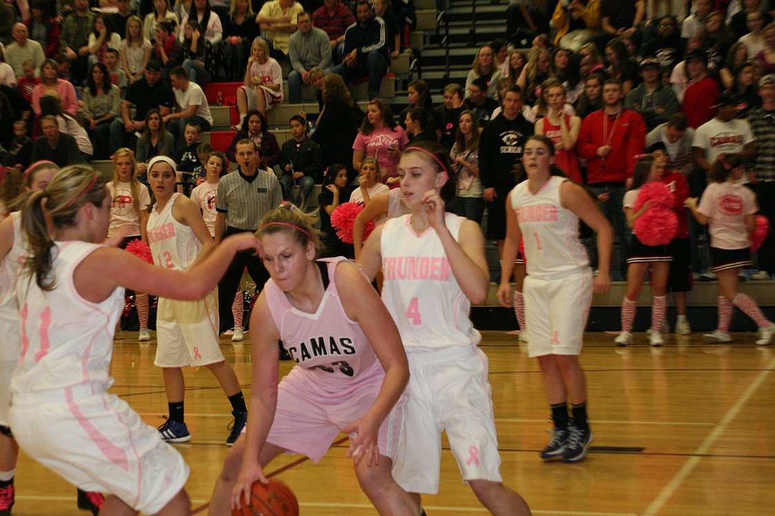 Jenka Stiasna grabs the attention of the Mountain View defenders.