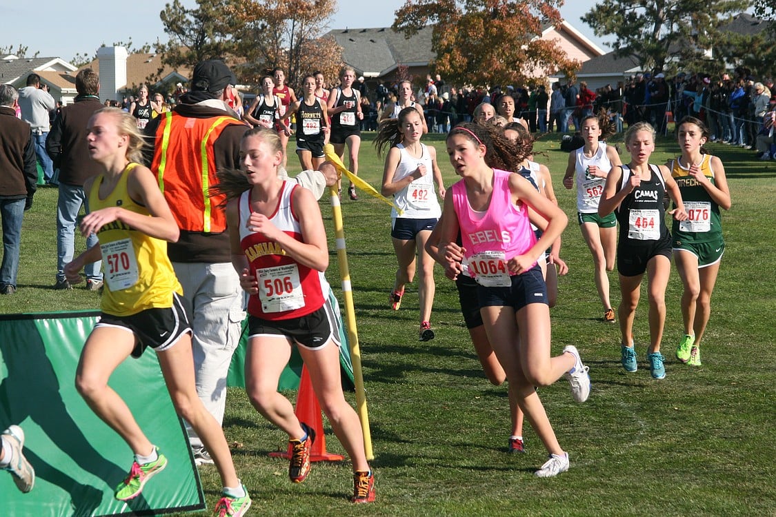 The rest of the runners at the turn. Austen Reiter is on the right and a few other Camas runners are in the distance.