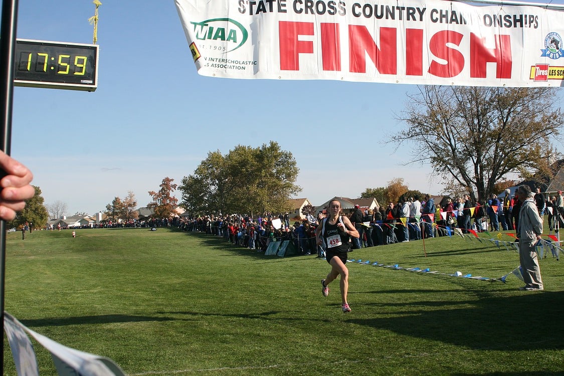 Alexa Efraimson sprinting toward a third-place finish.