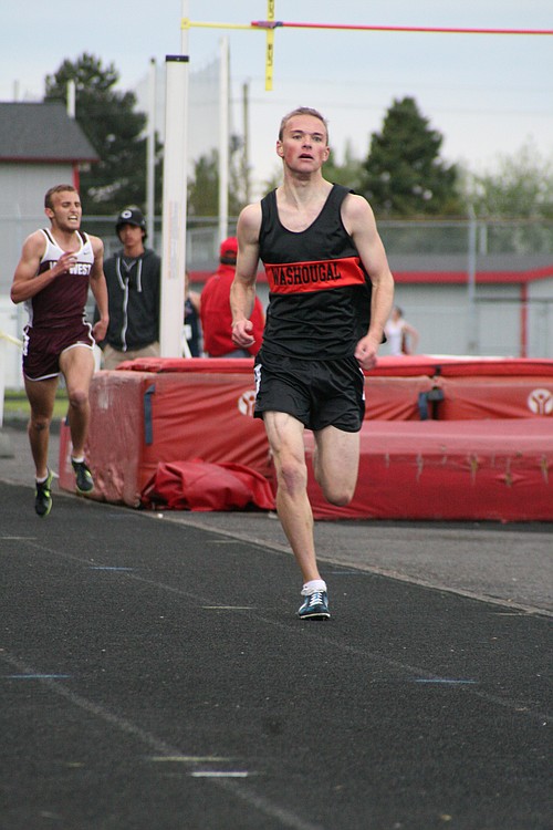 Dylan Croeni running the 3,200.