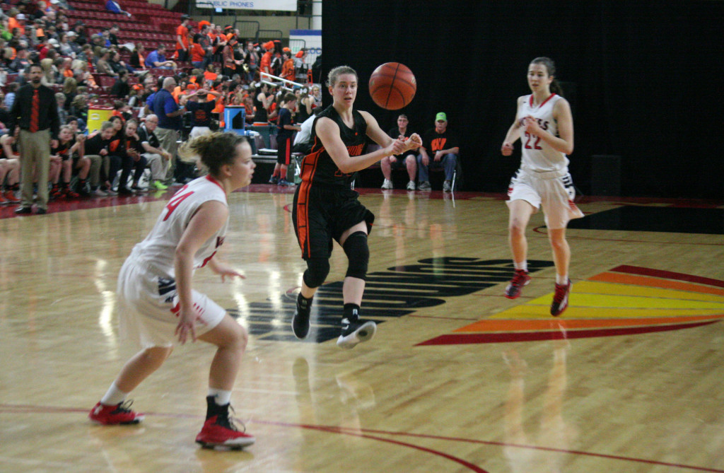 RaeAnn Allen fires a heads-up pass to one of her Washougal teammates.