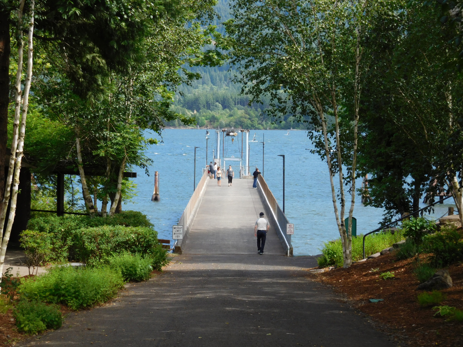 Stevenson Landing is a pier located on the Columbia River near the downtown area. Until the early 1900s, its primary purpose was to ferry goods and passengers to and from the city. Today, it is mostly used by tourists hoping to capture photos of the Columbia River, observe windsurfers and as a dock for cruise ships.