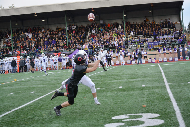 Ryan Rushall makes a spectacular diving catch to get the Papermakers into scoring postiton in the third quarter of a close game.