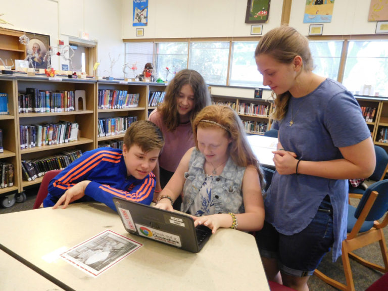 First-year reporters Grace Sommers, Isabella Rigutto, Gavin Eagan and assistant editor Elaine Paolo collaborate on a story.