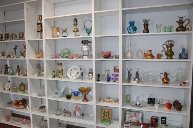 My Mother&#039;s Closets vintage store in Washougal features a variety of art, collectibles, dishware, toys, jewelry, accessories, furniture, clothes and much more.