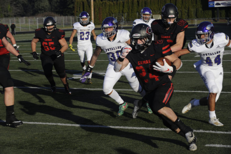 Senior Randy Yaacoub scrambles for a 30-yard touchdown in the second quarter against Puyallup at Doc Harris Stadium on Nov.