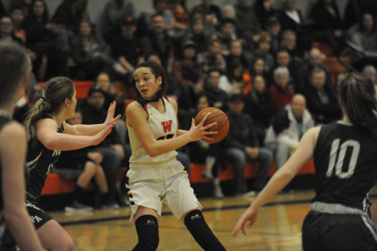 Washougal&#039;s Skylar Bea makes a move to the basket against Port Angeles on Jan. 25.