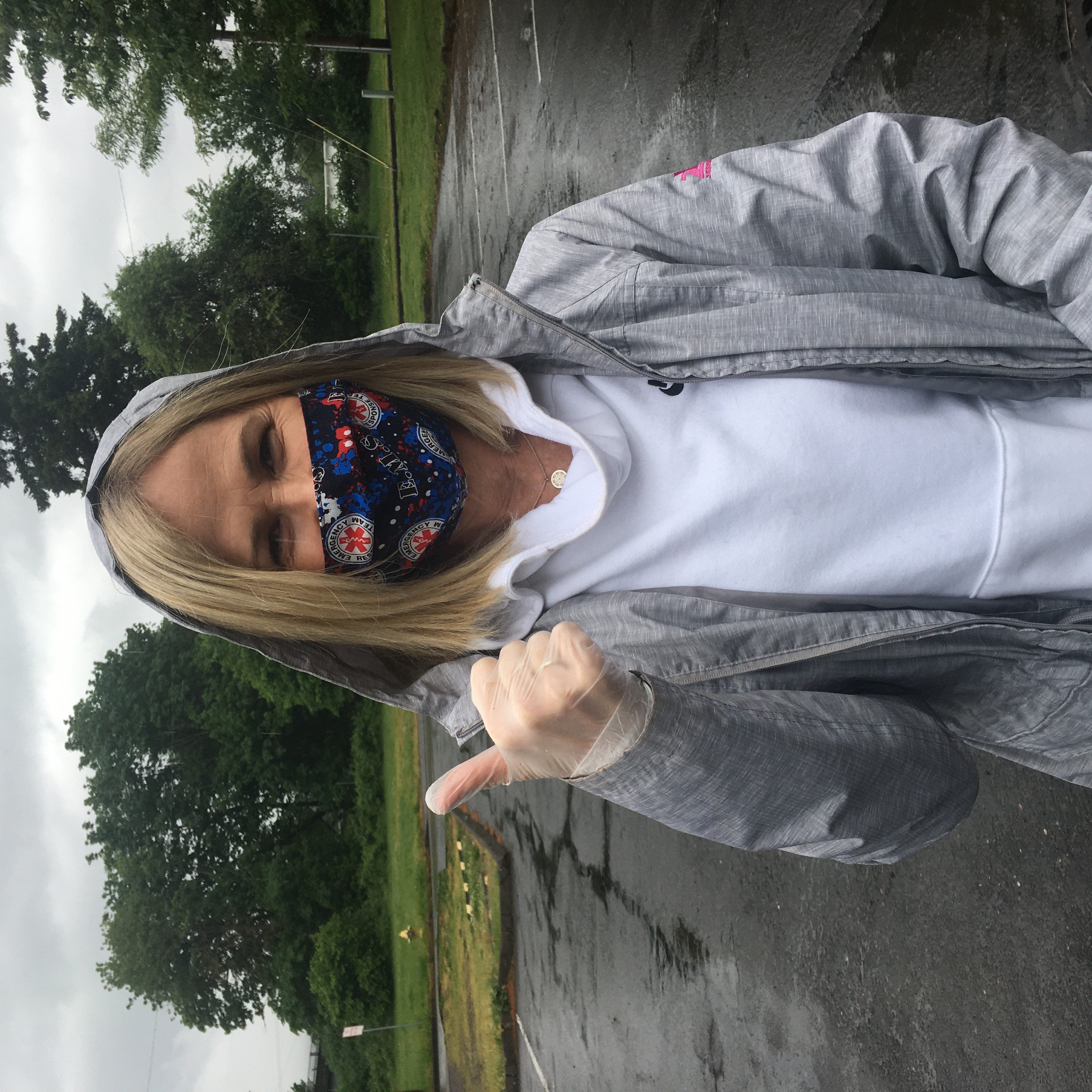 Colleen O’Neil, a Meals on Wheels People volunteer food-delivery driver, gives a “thumbs up” during her weekly food pickup in Washougal. (Photo courtesy of Bill Maniscalco)