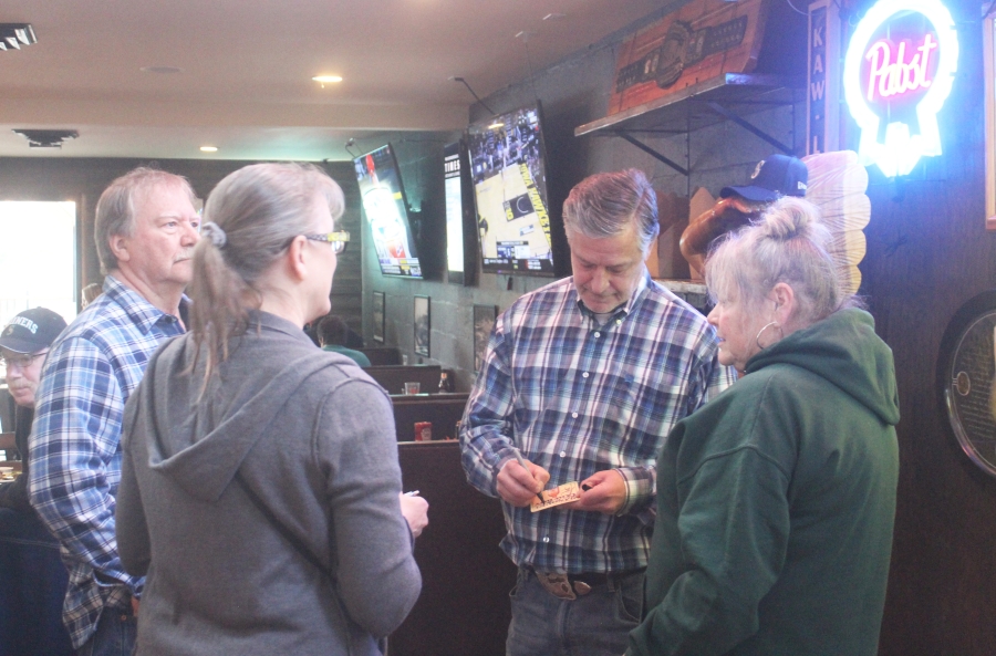 Doug Flanagan/Post-Record
Jamie Moyer, a Washougal resident and former Seattle Mariners pitcher, signs an autograph during the Camas-Washougal Community Chest’s “Pitching In for a Cause” fundraising event, held March 25 at the Washougal Times.