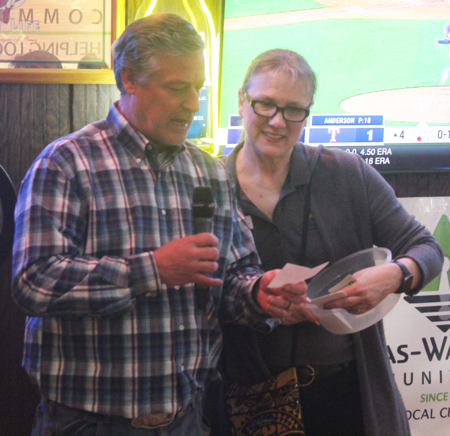 Doug Flanagan/Post-Record
Jamie Moyer, a Washougal resident and former Seattle Mariners pitcher, reads an attendee-submitted question as Camas Washougal Community Chest board member Joelle Scheldorf (right) looks on during the Camas-Washougal Community Chest’s “Pitching In for a Cause” fundraising event, held March 25 at the Washougal Times.