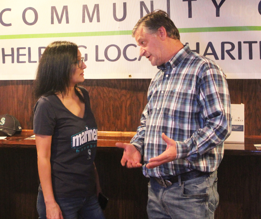 Doug Flanagan/Post-Record
Jamie Moyer (left), a Washougal resident and former Seattle Mariners pitcher, talks to Camas resident Stephanie Odell during the Camas-Washougal Community Chest’s “Pitching In for a Cause” fundraising event, held March 25 at the Washougal Times.